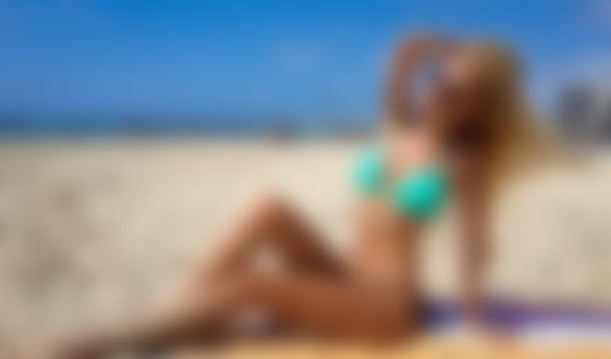 Фото Израильская модель по имени Мария Домарк в купальнике на пляже