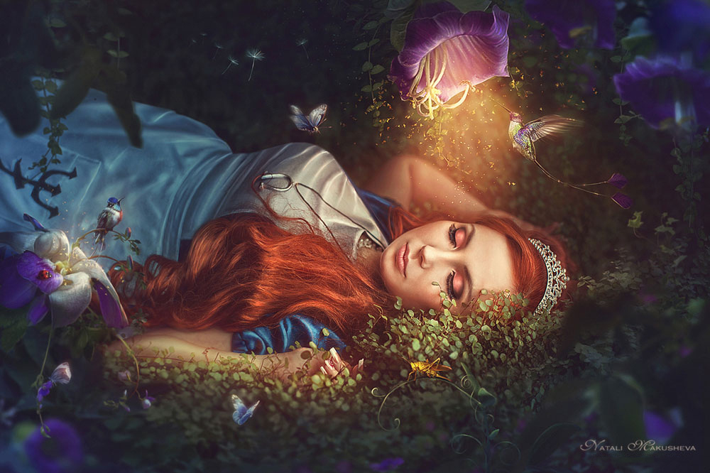 Фото Девушка лежит в траве под светящимся цветком