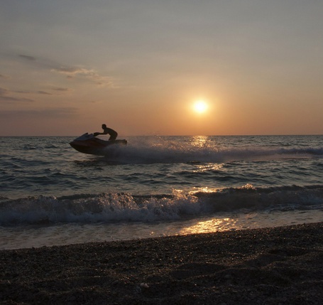 Фото Мужчина на скутере несется по морским волнам, Крым, Россия / Crimea, Russia, фотограф Сергей Василец,