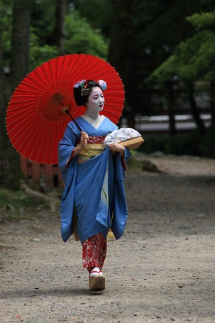 Фото Японская гейша в кимоно прогуливается с зонтом, Japan / Япония