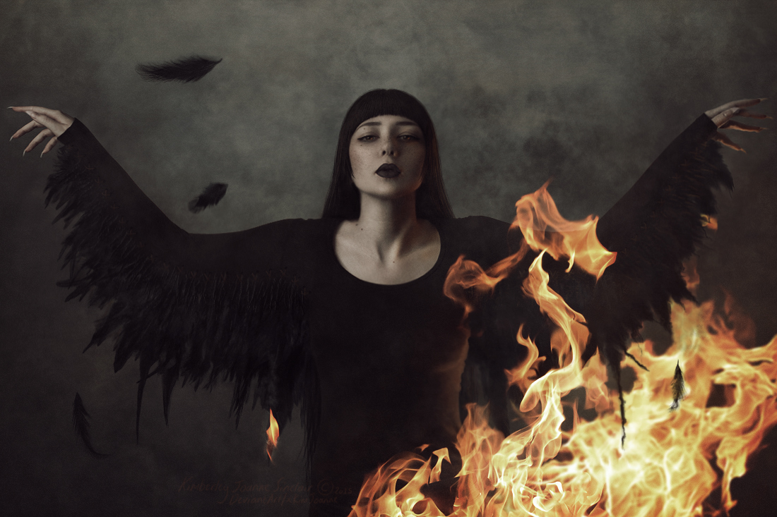 Фото Девушка в виде образа ворона стоит перед пламенем огня, by xKimJoanne