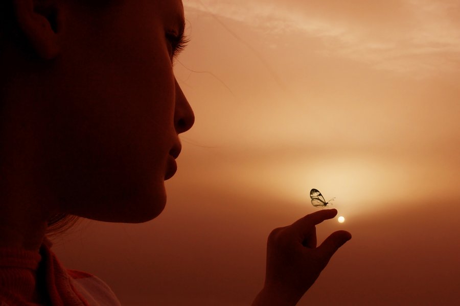 Фото Девушка, у которой между пальцами рук солнце и бабочка над ними, by ahermin