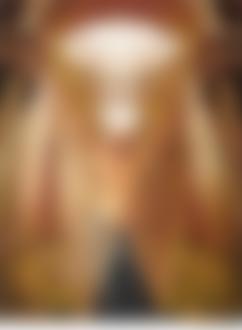 Фото Полуобнаженная девушка в одежде напоминающей кокон, стоит посреди зала, подняв руки вверх, американский художник Крис Деллорко / Chris Dellorco/