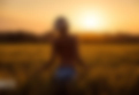 Фото Девушка стоит в поле оголенной спиной к нам, ву KOPF FOTO