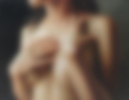 Фото Обнаженная девушка прикрыла рукам грудь, художник-гиперреалист Омар Ортис