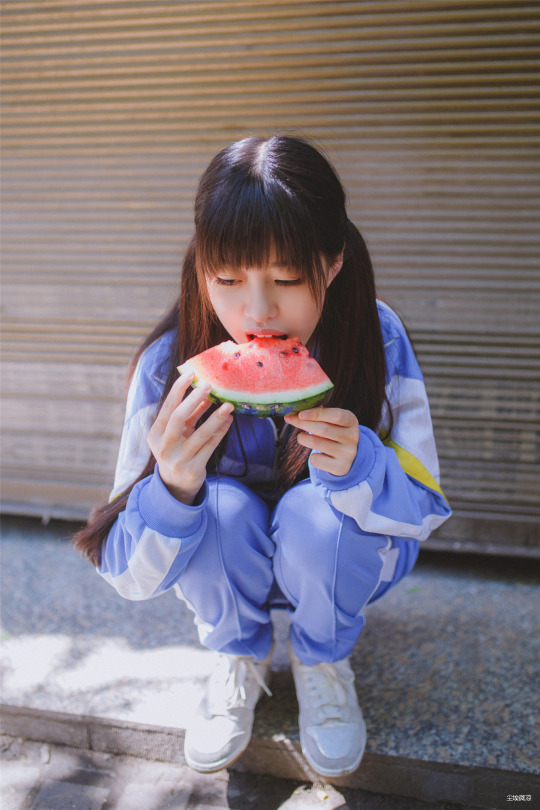 Фото Девушка - азиатка ест арбуз