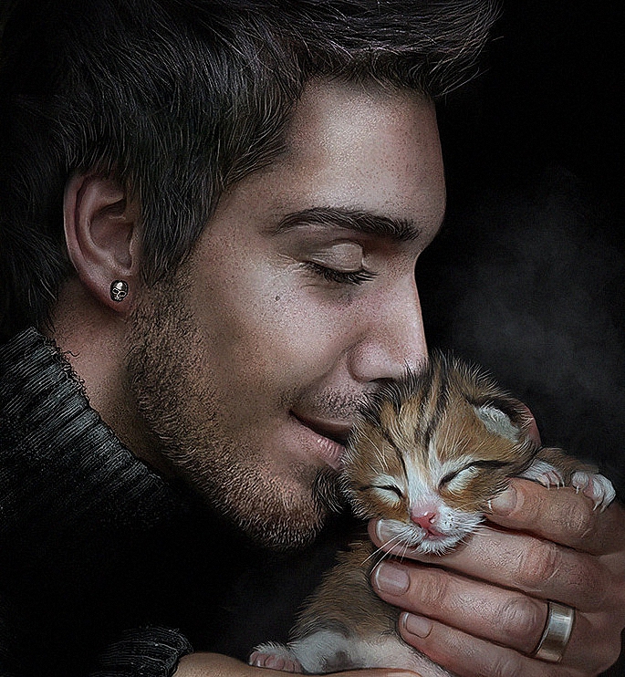 Фото Небритый мужчина с пирсингом в ухе, с любовью прижимает к лицу маленького котенка, by nathie