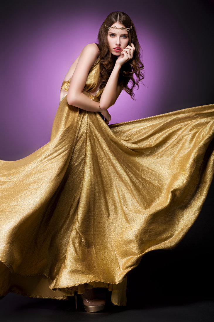Джорджина выложила максимально стильное фото – золотое платье в обтяжку и томный взгляд