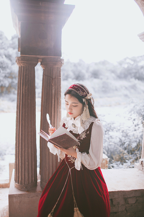 Фото Задумчивая девушка что - то пишет в дневнике