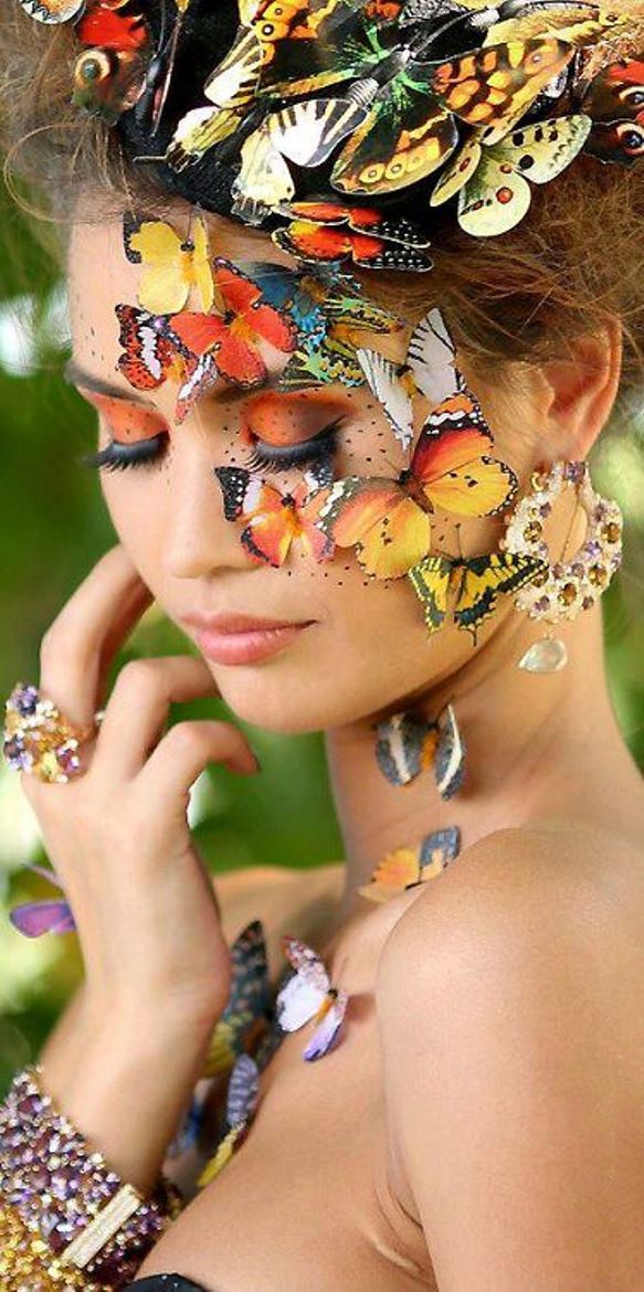 Фото Девушка, украшенная бабочками