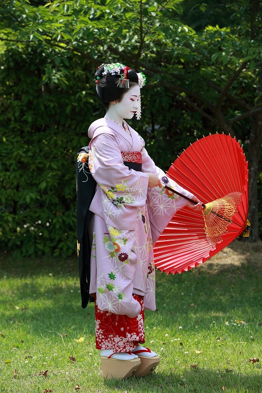 Фото Девушка в кимоно держит зонт