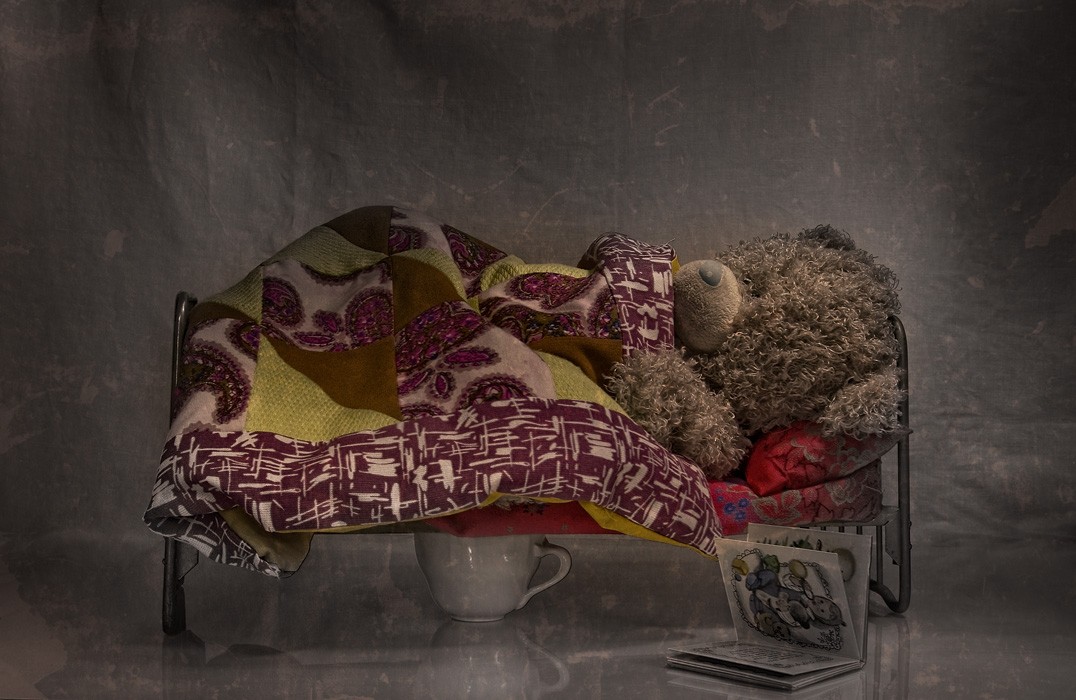 Спит в кровати кукла катя оловянный спит солдатик