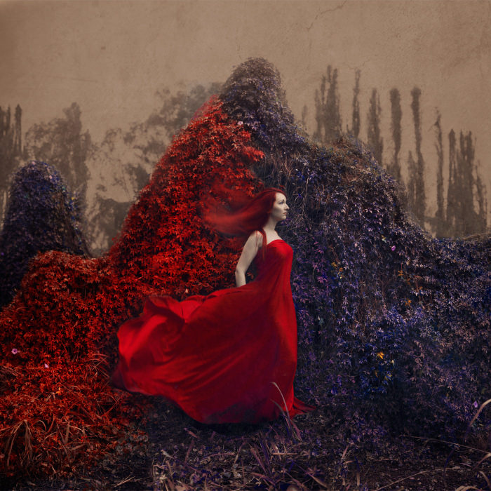 Фото Девушка в красном платье окрашивает все в алый цвет, by Brooke Shaden