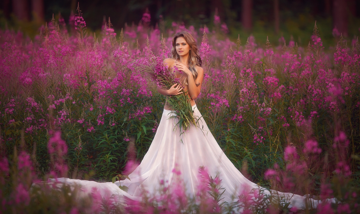 Девушка с букетом полевых цветов стоит в цветах, фотограф Павел Шаповалов