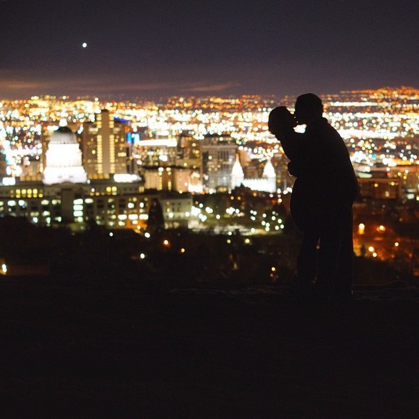 Фото Парень с девушкой целуется на фоне ночного города