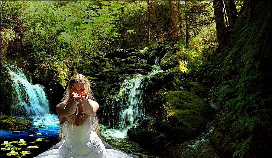 Фото Девушка в белом платье присев в воде, выставила перед собой ладошки с водой