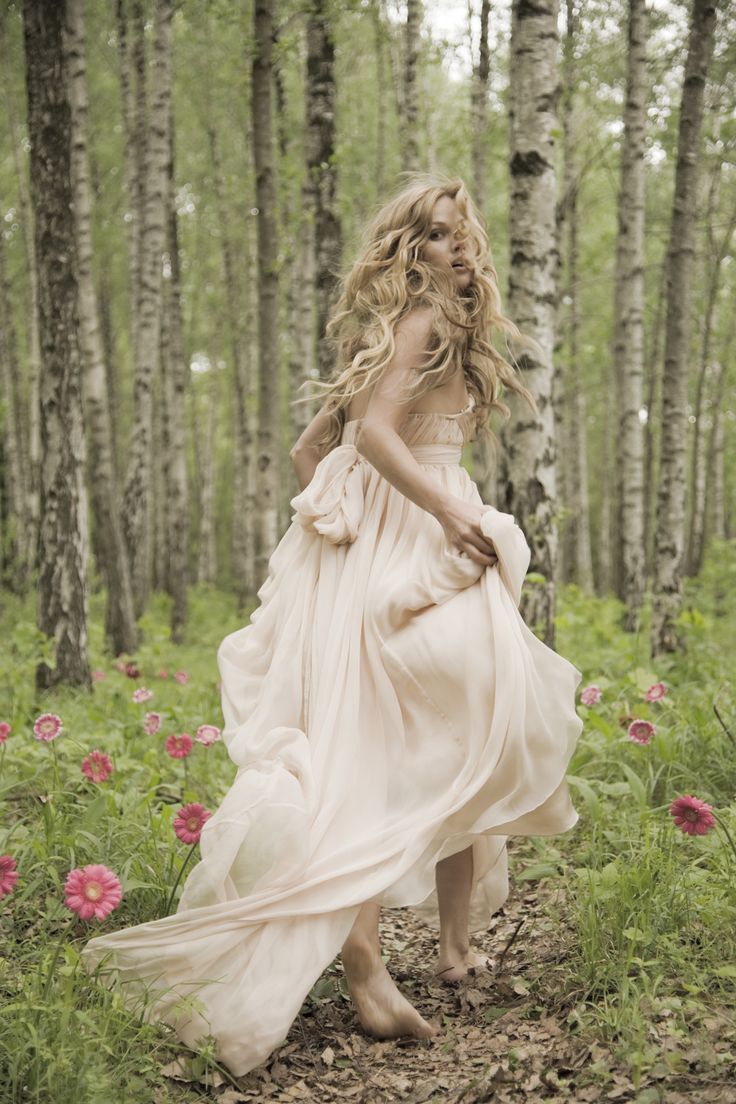 Фото Девушка в платье бежит по лесу