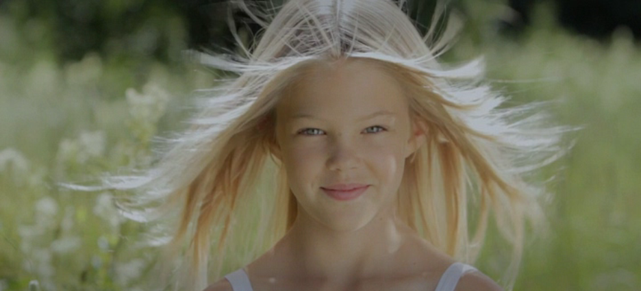 Фото Белокурая девочка с развевающимися волосами / Эллен в рекламе шампуня из фильма Йорген + Анна = правда