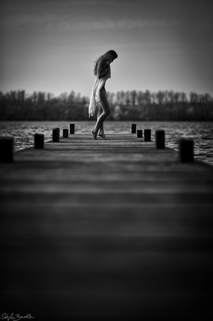 Фото Девушка стоит на краю причала, ву Stefan Beutler