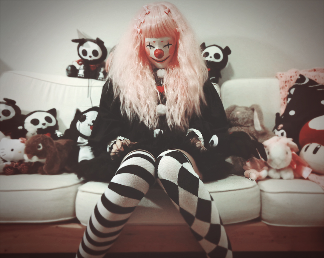 Фото Девушка-клоун сидит на диване в окружении плюшевых игрушек, by DrawKill