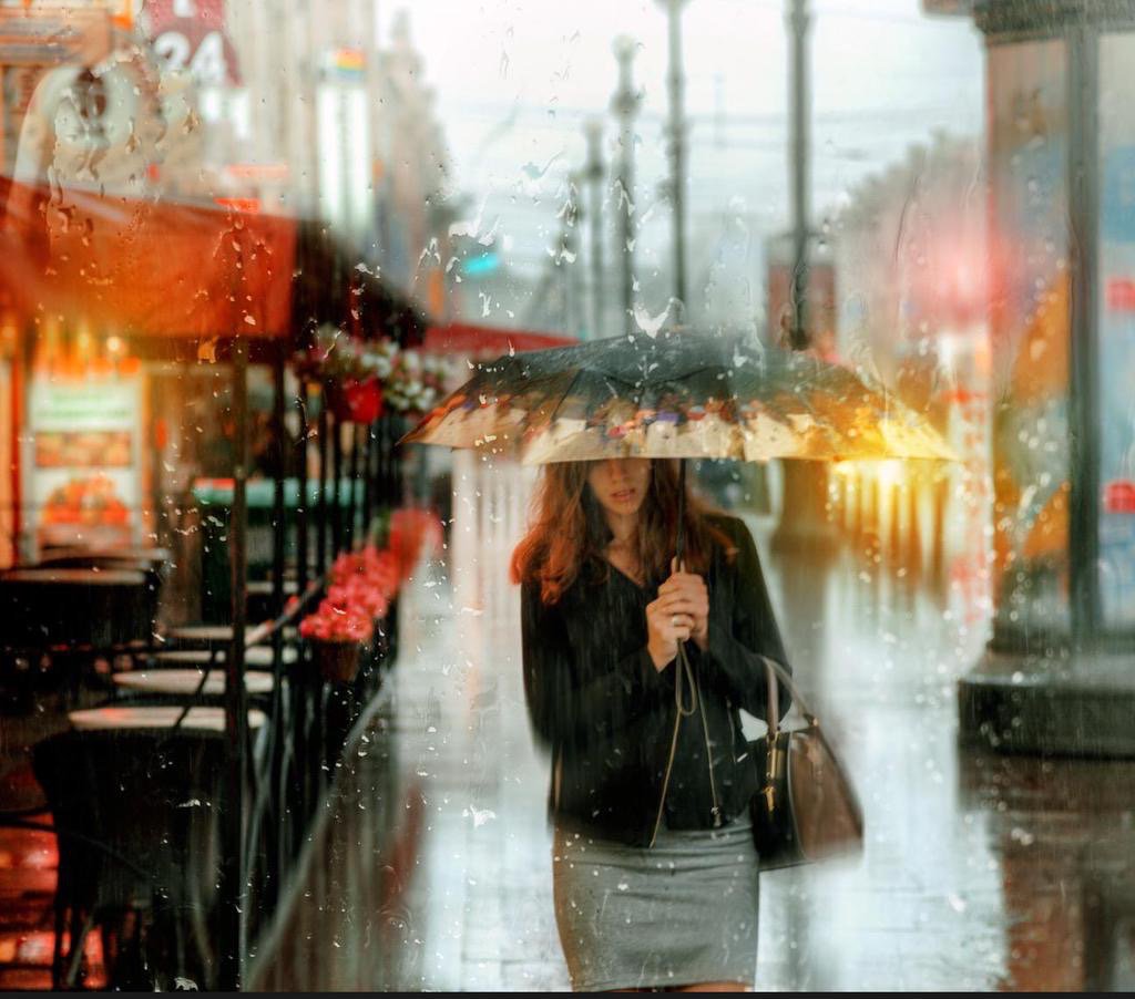 Фото Девушка с зонтом идет по улице под дождем, фотограф Гордеев Эдуард