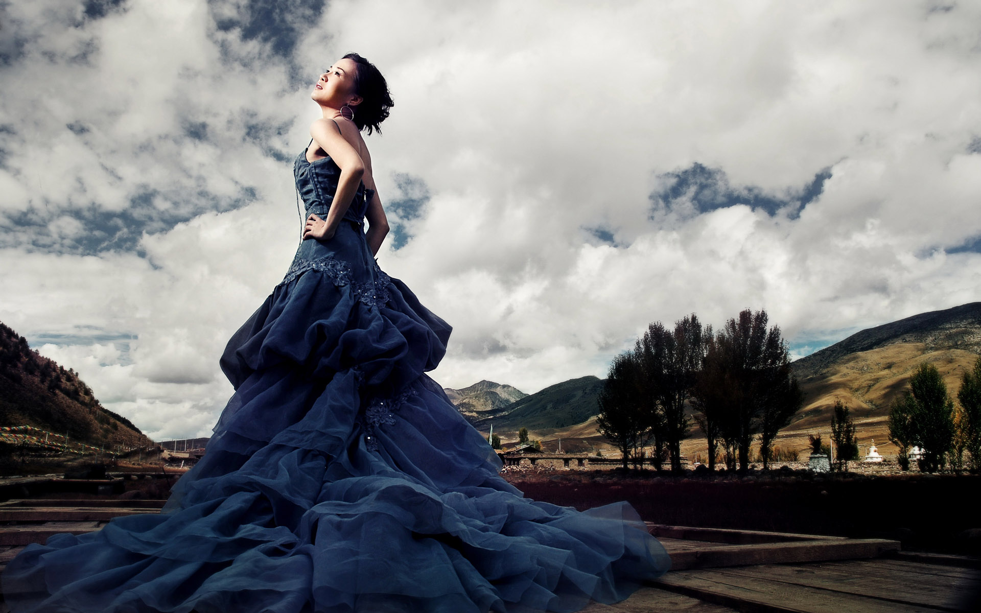 Фото Девушка в красивом синем платье на фоне природы