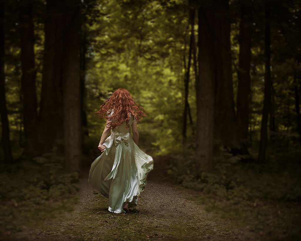 Фото Девушка идет по лесу, by Patty Maher