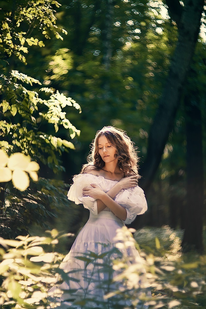 Фото Девушка в белом платье в лесу