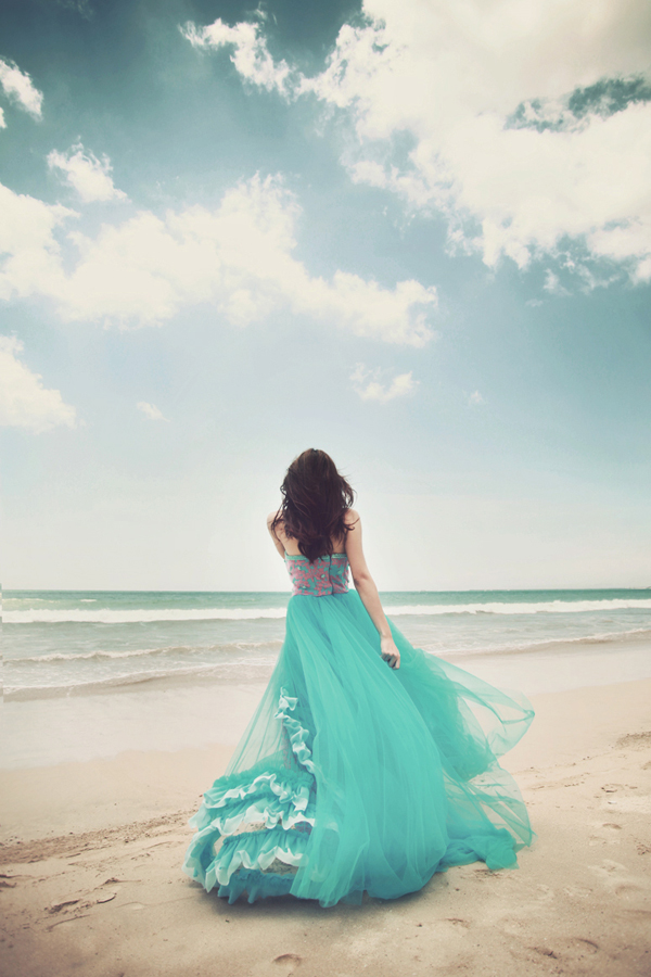 Красивые платья на море