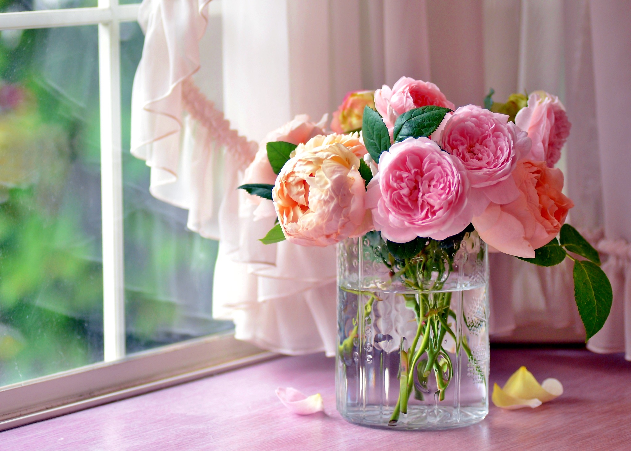  Букет красивых роз в вазе на окне