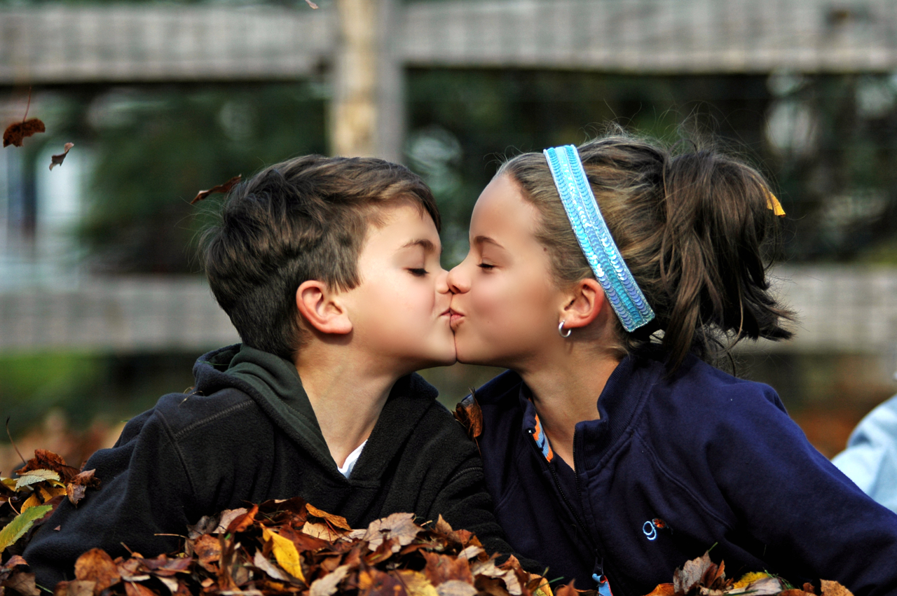 Фото Мальчик целует девочку