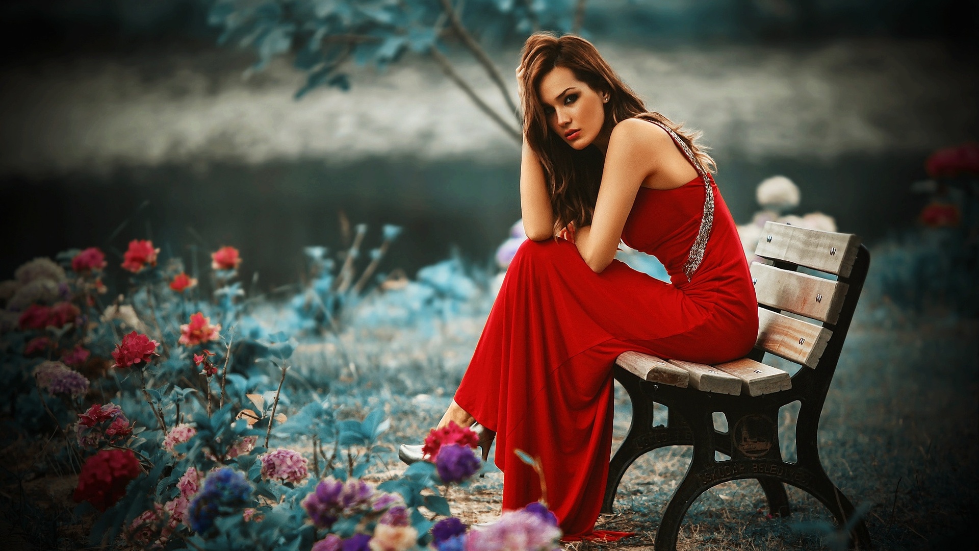 Фото Девушка в красном платье, на лавочке, среди цветов