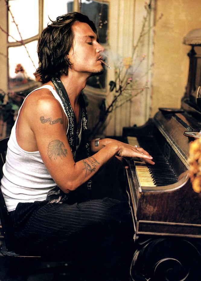Фото Актер Джонни Депп играет за роялем, актер курит и выпускает дым через нос