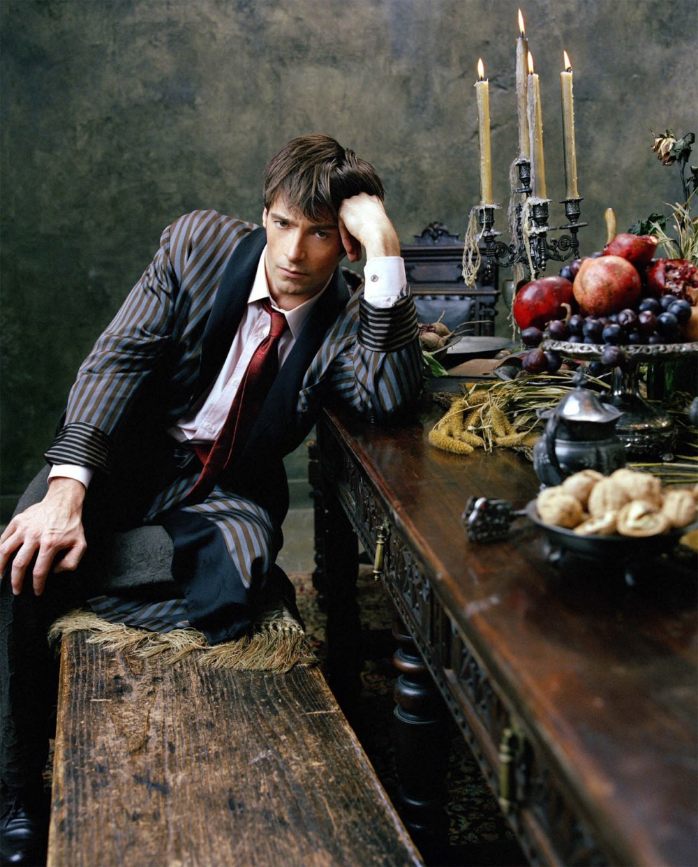 Фото Актер Хью Джекман / Hugh Jackman, с грустным взглядом, сидит за накрытым столом