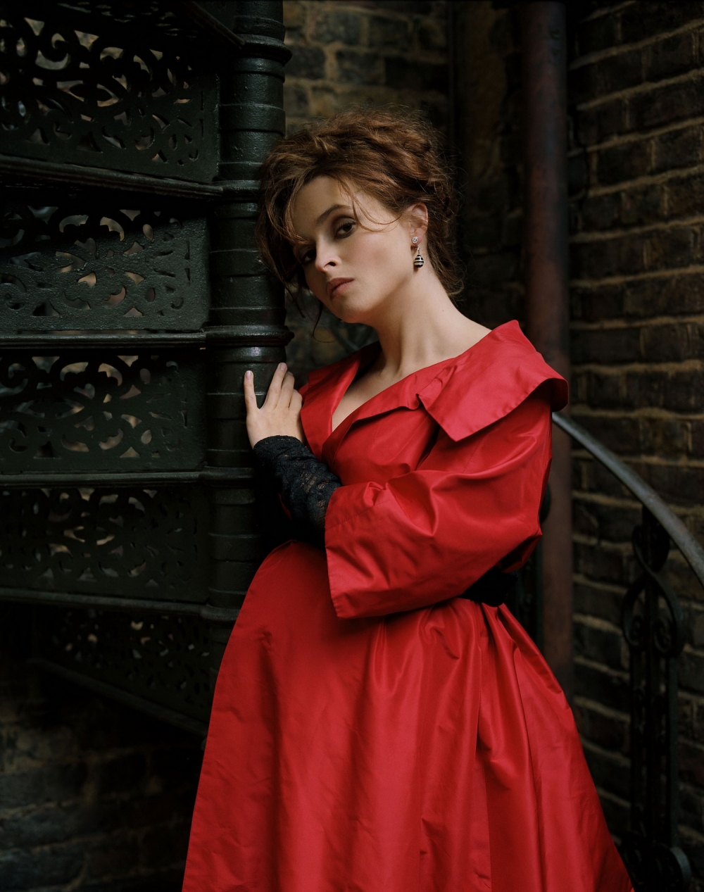 Фото Актриса Хелена Бонем Картер / Helena Bonham Carter, в красном платье, стоит у винтовой лестнице