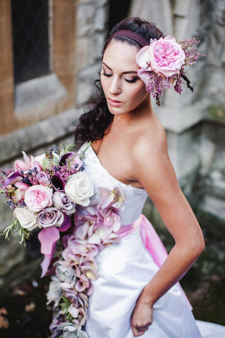 Фото Девушка в свадебном платье с букетом цветов