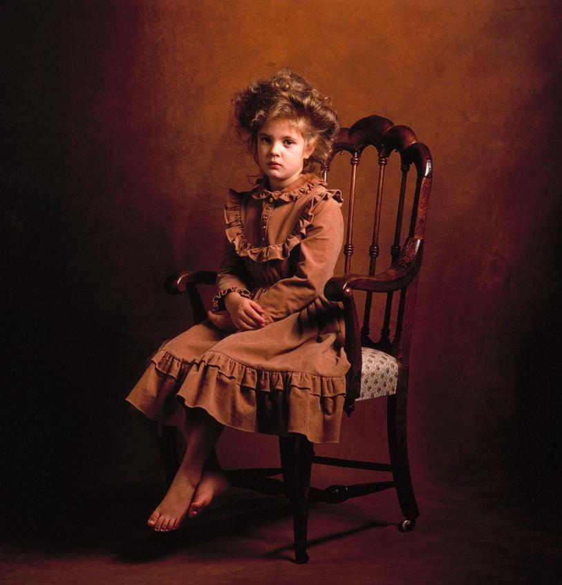 Фото Актриса Дрю Бэрримор / Drew Barrymore в детстве, девочка сидит на стуле в ретро образе