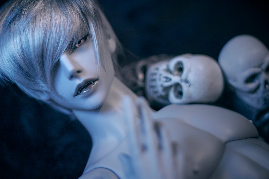 Фото Светловолосый парень - кукла на фоне черепов, by lovelessger