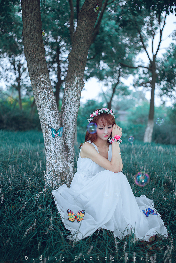 Фото Девушка с венком на голове сидит возле дерева, by D. ding