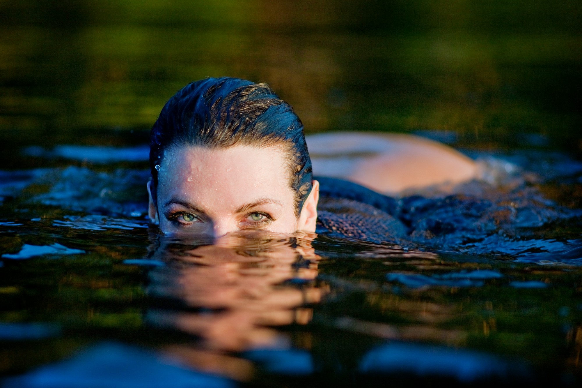 Ребята пойдемте купаться. Девушка в воде. Красивые девушки в воде. Фотосессия в воде. Красивая девушка плавает.