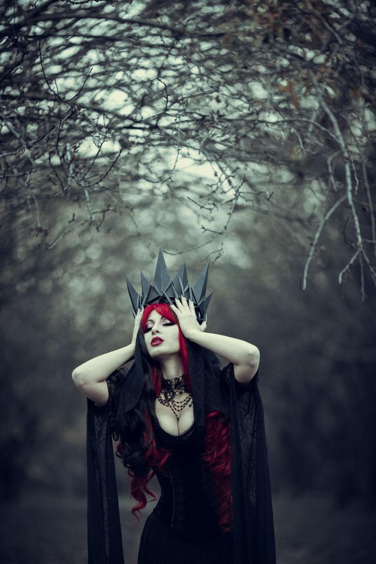 Фото Черная королева в темном лесу