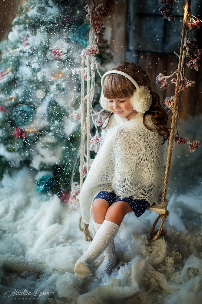 Фото Девочка на качели у новогодней елки, ву Natalia Lysenco