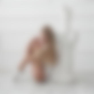 Фото Девушка сидит на полу у скульптуры, фотограф Роман Филиппов