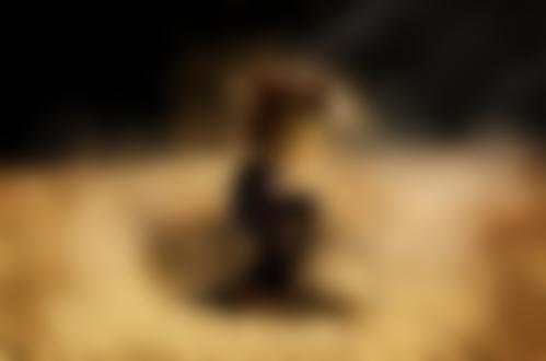 Фото Обнаженная девушка сидит на песке, с образом львицы над головой