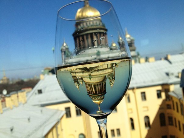 Фото В бокале с шампанским, отражается Исаакиевский собор, Санкт-Петербург