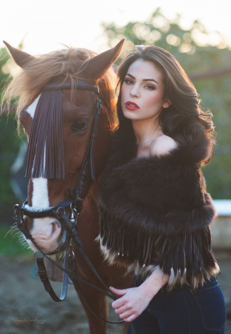 Фото Модель Carmen Munoz Galindo, держит за поводья лошадь, by Javier Jayma