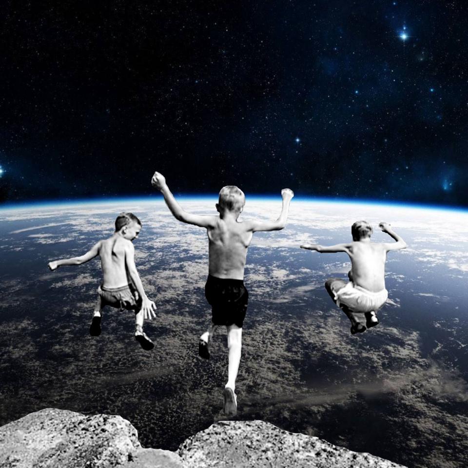 Фото Дети прыгают с обрыва в космосе