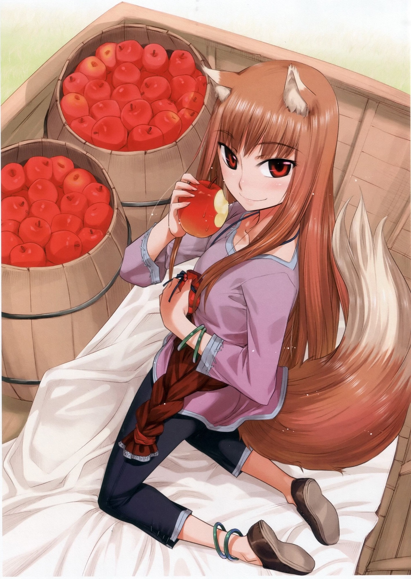 Фото Horo / Хоро ест яблоко из аниме Spice and Wolf / Волчица и пряности