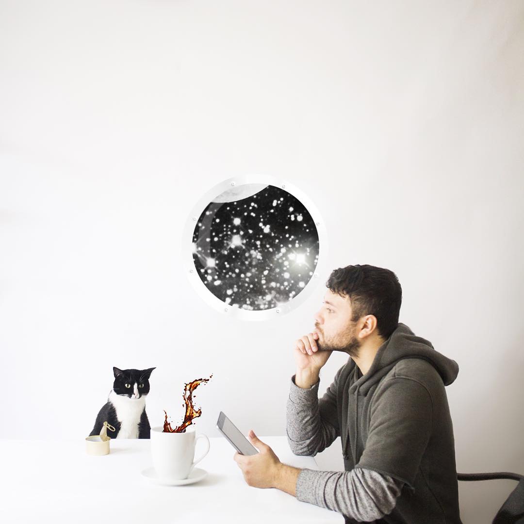 Фото Кошка и мужчина задумчиво сидят за столом, на котором стоит чашка с выплеснувшимся кофе