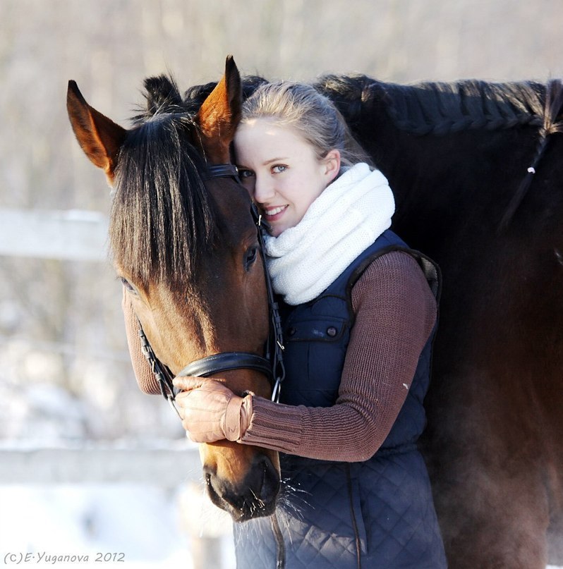 Фото Девушка прижимается к лошади by E. Yuganova 2012